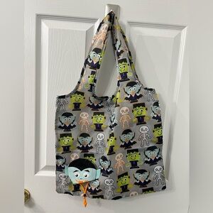 31 thirty-one Halloween fold away tote (AG87) Fun Fangs (NNU)